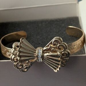 Avon 1990 Shimmering Bow Bracelet/Unworn